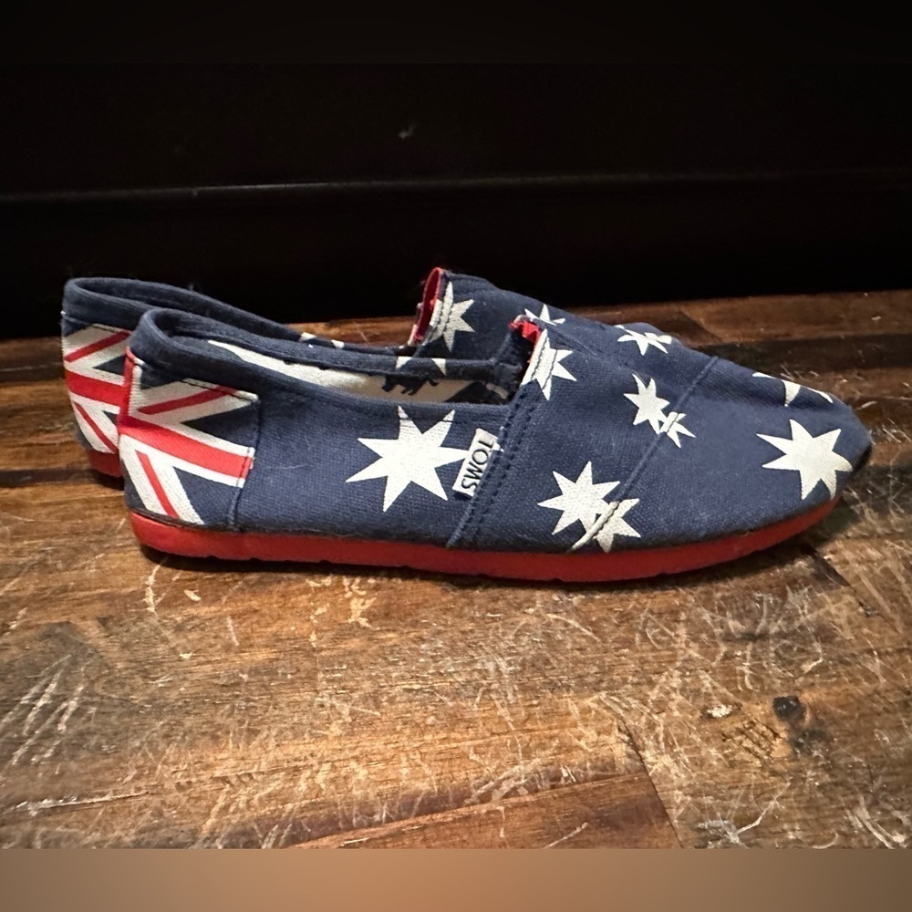 Rare Women’s Toms Flats Union Jack Shoes size 8 EUC never worn blue red white